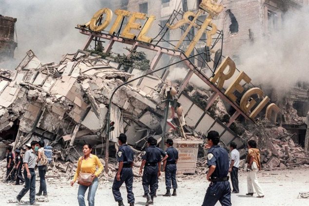 A photo taken 21 September 1985 shows the ruins of Hotel Regis, flattened in the 19 September earthquake, that struck Mexico City, killing up to 30 000 people. AFP PHOTO DERRICK CEYRAC (Photo credit should read DERRICK CEYRAC/AFP/Getty Images)